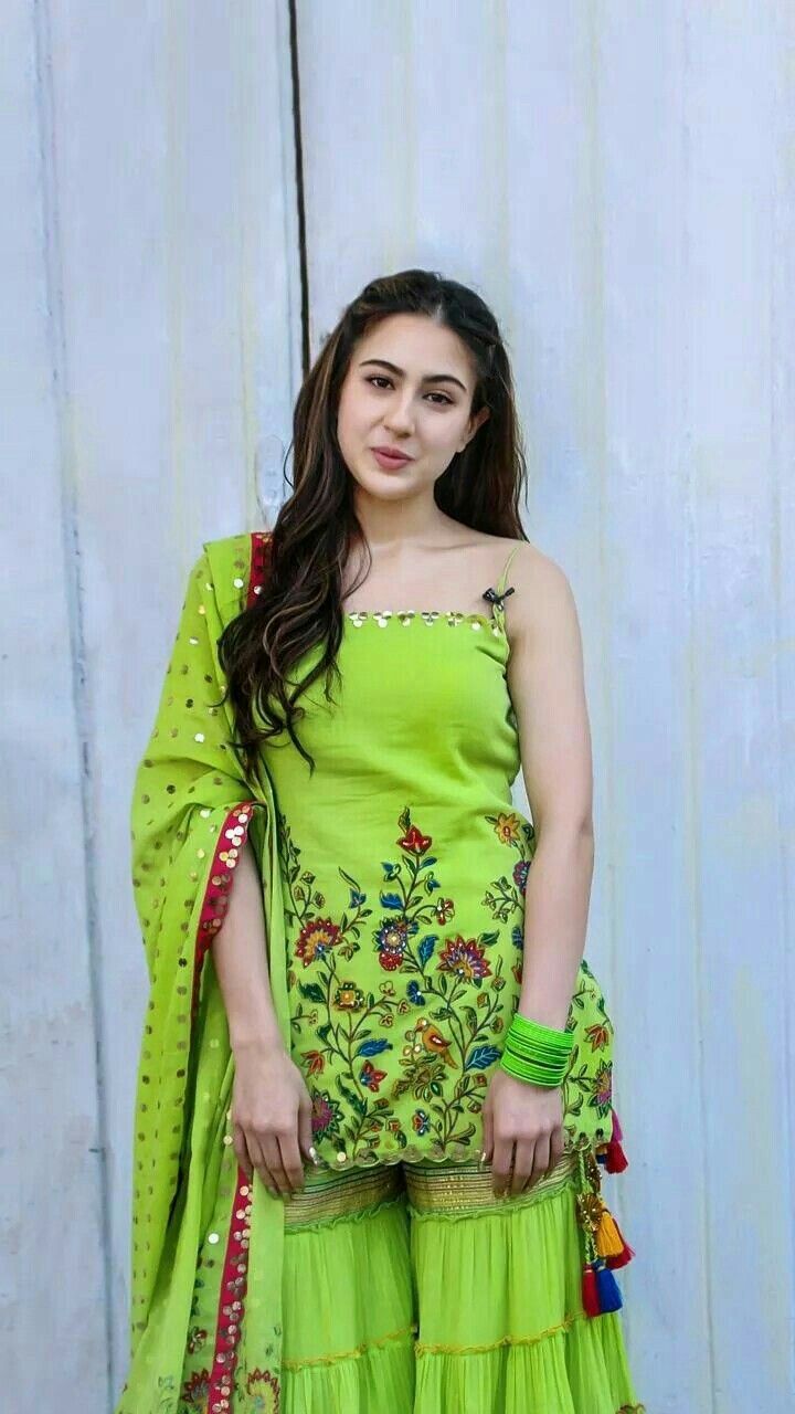 Sara Ali Khan Biography – Age, Career, Family, Movies & More