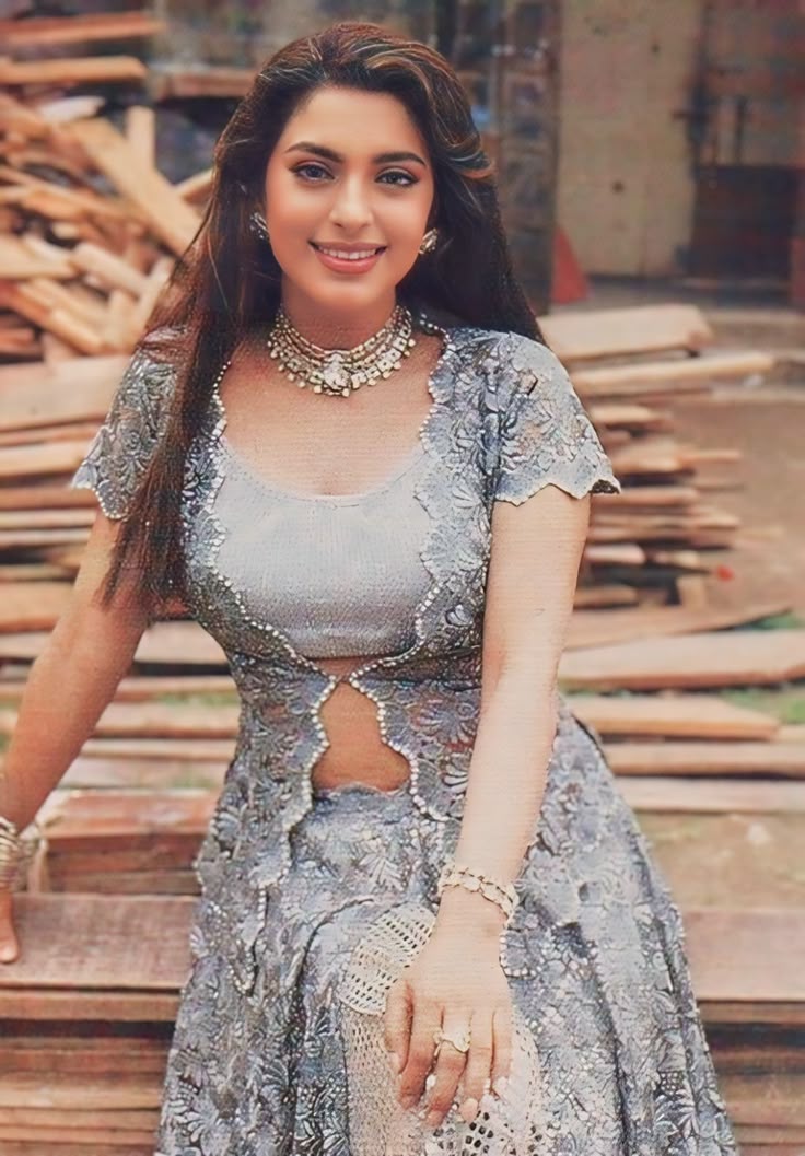 Juhi Chawla Biography – From Miss India to Bollywood’s Eternal Sunshine